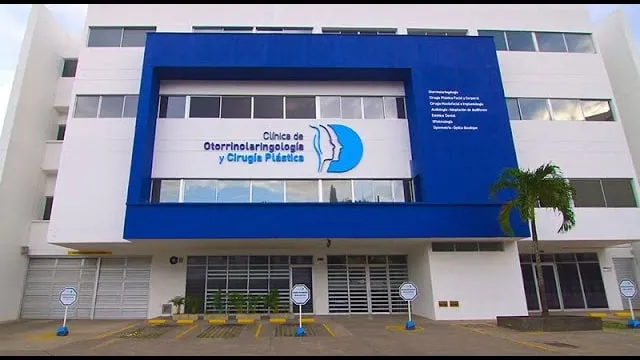 Miniatura del video «Clínica de Otorrinolaringología y Cirugía Plástica»: la fachada del edificio de la clínica